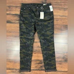 NWT - Two by Vince Camuto Camo Cuffed Shorty Jeans - Size 8